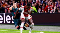 Momen delay dari kena tangan Bassey sampai kemudian Nunez terjatuh itulah yang menjadi pembahasan. Foto: DeFodi Images via Getty Images/DeFodi Images