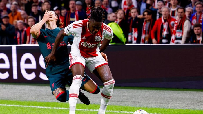 AMSTERDAM, NETHERLANDS - OCTOBER 26: Calvin Bassey of (AFC Ajax) and Darwin Nunez of Liverpool FC Battles for the ball during the UEFA Champions League group A match between AFC Ajax and Liverpool FC at Johan Cruyff Arena on October 26, 2022 in Amsterdam, Netherlands. (Photo by Michael Bulder/NESImages/DeFodi Images via Getty Images)