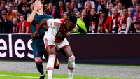 Pada suatu ketika, tangan Bassey kena dagu Darwin Nunez. Tapi Nunez tak langsung jatuh dan sempat terus berusaha merangsek. Barulah beberapa detik kemudian si pemain Liverpool memegangi wajah dan terjatuh. Foto: DeFodi Images via Getty Images/DeFodi Images