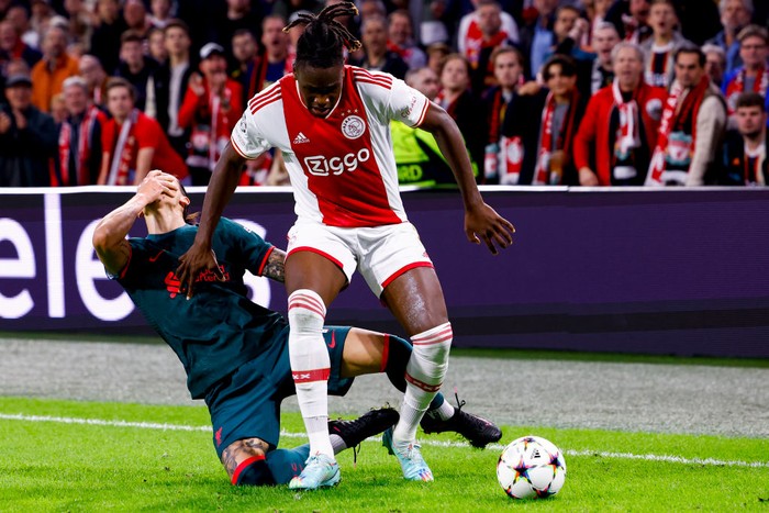 AMSTERDAM, NETHERLANDS - OCTOBER 26: Calvin Bassey of (AFC Ajax) and Darwin Nunez of Liverpool FC Battles for the ball during the UEFA Champions League group A match between AFC Ajax and Liverpool FC at Johan Cruyff Arena on October 26, 2022 in Amsterdam, Netherlands. (Photo by Michael Bulder/NESImages/DeFodi Images via Getty Images)