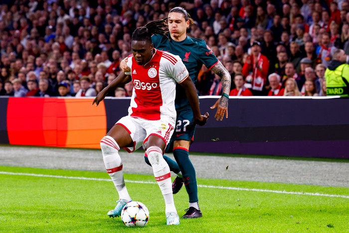 Darwin Nunez Vs Calvin Bassey AMSTERDAM, NETHERLANDS - OCTOBER 26: Calvin Bassey of (AFC Ajax) and Darwin Nunez of Liverpool FC Battles for the ball during the UEFA Champions League group A match between AFC Ajax and Liverpool FC at Johan Cruyff Arena on October 26, 2022 in Amsterdam, Netherlands. (Photo by Michael Bulder/NESImages/DeFodi Images via Getty Images)