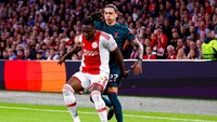 Ini adalah momen Darwin Nunez berebut bola dengan pemain Ajax Calvin Bassey. Foto: DeFodi Images via Getty Images/DeFodi Images