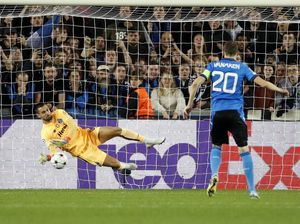 Diogo Costa Rajanya Tepis Penalti di Liga Champions