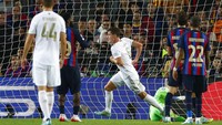Sebaliknya, Bayern bisa menambah satu gol lagi di masa injury time, usai Benjamin Pavard (tengah) bisa meneruskan sepakan Gnabry, dalam skema sepak pojok. Kekalahan 0-3 ditelan Barcelona atas Bayern Munich.