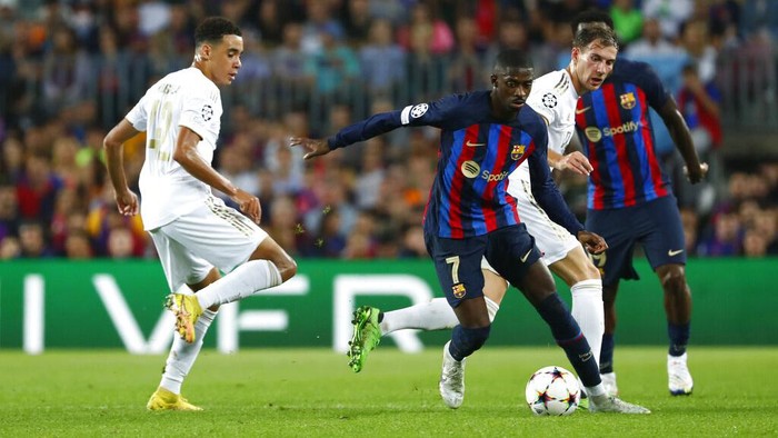 Dipermalukan Bayern Munich, Barcelona Tersingkir dari Liga Champions Bayern's Sadio Mane, center, scores his side's opening goal during the Champions League Group C soccer match between Barcelona and Bayern Munich at the Camp Nou stadium in Barcelona, Spain, Wednesday, Oct. 26, 2022. (AP Photo/Joan Monfort)
