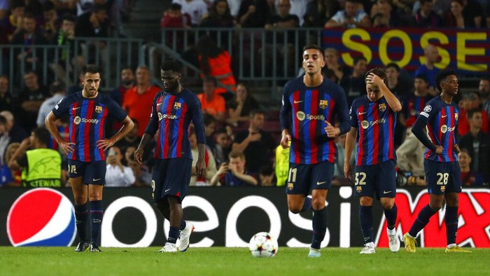 Dipermalukan Bayern Munich, Barcelona Tersingkir dari Liga Champions Bayern's Sadio Mane, center, scores his side's opening goal during the Champions League Group C soccer match between Barcelona and Bayern Munich at the Camp Nou stadium in Barcelona, Spain, Wednesday, Oct. 26, 2022. (AP Photo/Joan Monfort)