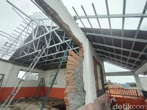 Atap SDN Pancoranmas 3 Depok Diperbaiki, Guru Harap Cepat Selesai