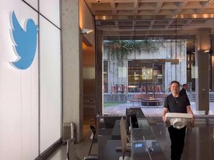 Momen Elon Musk Kunjungi Kantor Pusat Twitter Bawa Wastafel