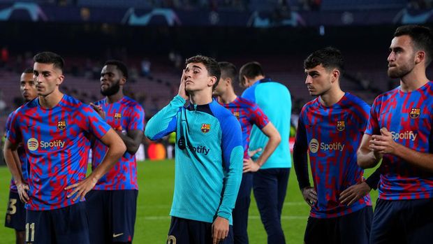 BARCELONA, SPAIN - OCTOBER 26: Gavi of FC Barcelona looks dejected following their side's defeat and elimination from the UEFA Champions League in the UEFA Champions League group C match between FC Barcelona and FC Bayern München at Spotify Camp Nou on October 26, 2022 in Barcelona, Spain. (Photo by Alex Caparros - UEFA/UEFA via Getty Images)