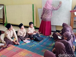 Gedung Sekolah Terisolir Longsor Banjarnegara, Siswa Belajar di TPQ-Rumah