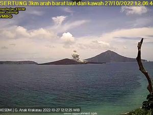 Gunung Anak Krakatau 2 Kali Erupsi, Semburan Abu Vulkanik Capai 700 Meter Gunung Anak Krakatau 2 Kali Erupsi, Semburan Abu Vulkanik Capai 700 Meter