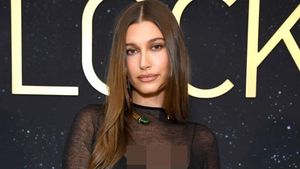 7 Gaya Hailey Bieber Ikut Tren Naked Dress, Pakai Gaun Transparan