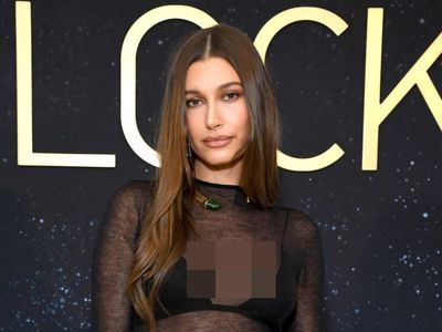 7 Gaya Hailey Bieber Ikut Tren Naked Dress, Pakai Gaun Transparan