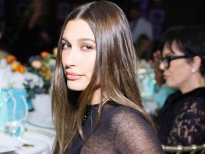 Hailey Bieber Ungkap Idap Kista Ovarium Sebesar Buah Apel Hailey Bieber Ungkap Idap Kista Ovarium Sebesar Buah Apel