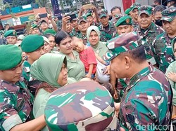 Temui Dudung, Ibu-ibu Persit Medan Menangis Tanya Nasib Suami di Papua