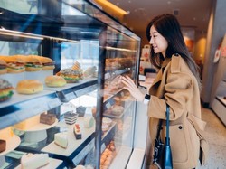 Wanita Jepang Ditangkap Karena Pencet-pencet Roti di Toko