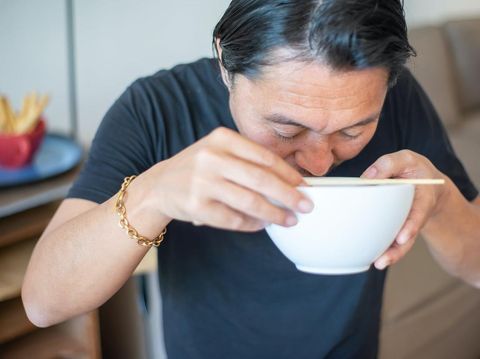 Di Jepang, menyeruput mie atau sup sebagai tanda apresiasi kepada pembuat makanan.