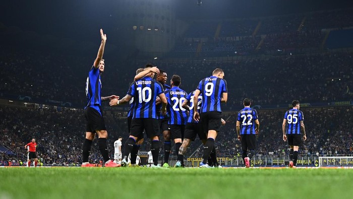 MILAN, ITALY - OCTOBER 26:  Edin Dzeko of FC Internazionale celebrates with team-mates after scoring the second goal during the UEFA Champions League group C match between FC Internazionale and Viktoria Plzen at San Siro Stadium on October 26, 2022 in Milan, Italy. (Photo by Mattia Ozbot - Inter/Inter via Getty Images)