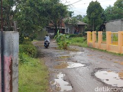 Jalan Rusak di KBB yang Ditanami Pohon Pisang Rencananya Diperbaiki 2023
