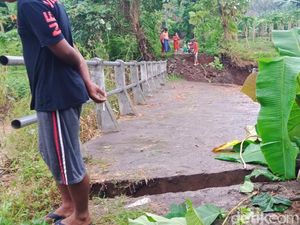 Jembatan Desa di Banyuwangi Putus, Fondasi Hancur Digerus Arus Sungai Jembatan Desa di Banyuwangi Putus, Fondasi Hancur Digerus Arus Sungai