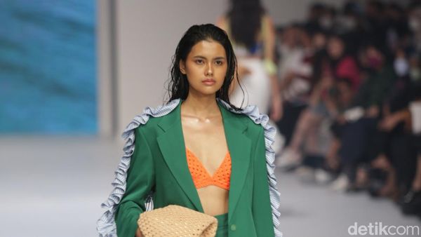 10 Koleksi Busana Liburan ala Nagita Slavina di Jakarta Fashion Week 2023
