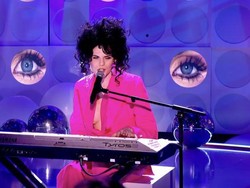 Penyanyi Transgender Dibanjiri Kritik, Tampil Tanpa Busana di Atas Panggung