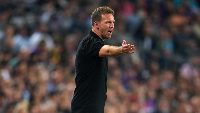 BARCELONA, SPAIN - OCTOBER 26: Julian Nagelsmann, Manager of Bayern Munich gives their team instructions during the UEFA Champions League group C match between FC Barcelona and FC Bayern München at Spotify Camp Nou on October 26, 2022 in Barcelona, Spain. (Photo by Aitor Alcalde/Getty Images)