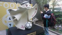 Segala pernak-pernik tentang Piala Dunia 2022 sudah resmi diperkenalkan oleh badan sepak bola dunia FIFA. Salah satu pernak-pernik tersebut adalah Laeeb sang maskot turnamen. (Long Wei/Getty Images)