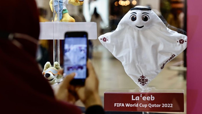 Kenal Lebih Dekat dengan La'eeb, Maskot Piala Dunia 2022 DOHA, QATAR - OCTOBER 24: People take photos of the mascots as the FIFA World Cup mascots owned by the Qatari collector, Mohammed Abdullateef, are being displayed at the City Center shopping mall in Doha, Qatar on October 24, 2022. (Photo by Mohammed Dabbous/Anadolu Agency via Getty Images)