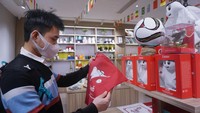 FIFA menjelaskan arti nama Laeeb sebagai maskot Piala Dunia 2022. Pengertian Laeeb dalam bahasa Arab berarti pemain super terampil. (Long Wei/Getty Images)
