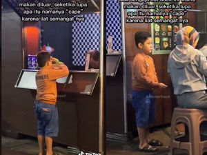 Bocah Ini Gigih Bantu Ayah Jualan Minuman Hingga Larut Malam