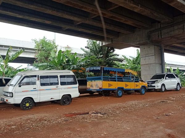 Parkir Liar di Kolong Tol Becakayu Ramai Lagi, Nih Foto-fotonya