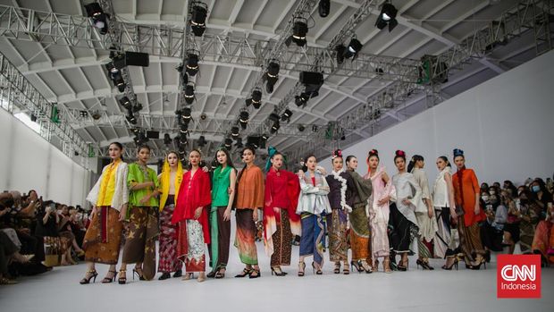 Model memperagakan busana rancangan desainer Obin dari label BIN House pada hari keempat Jakarta Fashion Week (JFW) 2023 di Pondok Indah Mall 3, Jakarta, Rabu (27/10/2022). (CNN Indonesia/ Adi Ibrahim)