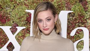 Lili Reinhart Jadi Moderator Video Paling Gelap di Internet