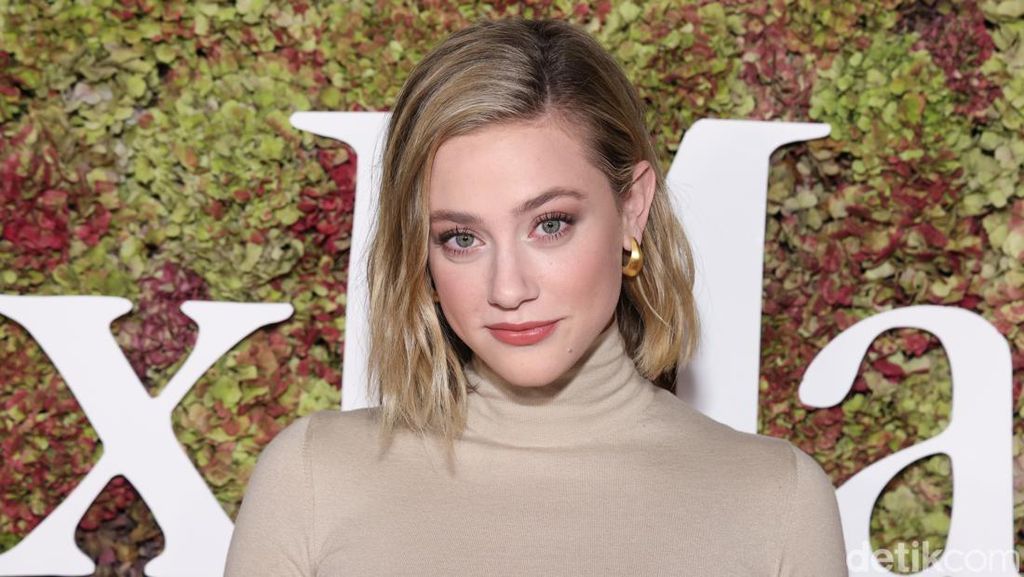 Lili Reinhart Jadi Moderator Video Paling Gelap di Internet Lili Reinhart Jadi Moderator Video Paling Gelap di Internet