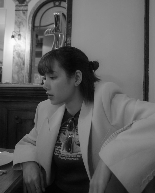 Lisa BLACKPINK/ Foto: Instagram/lalalalisa_m Lisa BLACKPINK mengenakan outfit dari koleksi ITZAVIBE