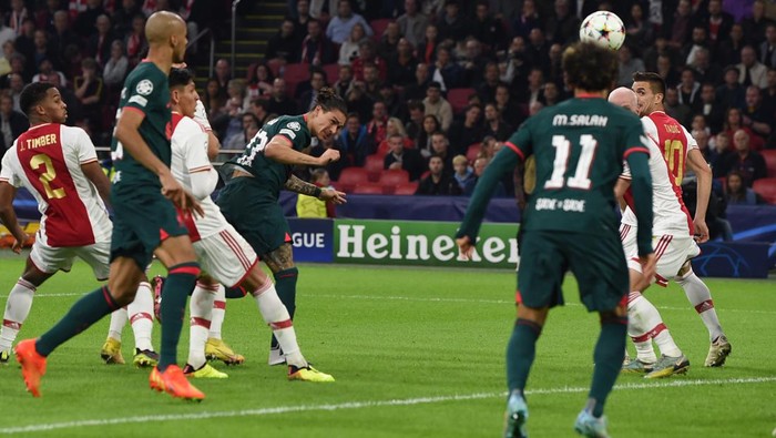 AMSTERDAM, NETHERLANDS - OCTOBER 26: ( THE SUN OUT,THE SUN ON SUNDAY OUT)  Darwin Nunez of Liverpool scores the second goal making the score  0-2 during the UEFA Champions League group A match between AFC Ajax and Liverpool FC at Johan Cruyff Arena on October 26, 2022 in Amsterdam, Netherlands. (Photo by John Powell/Liverpool FC via Getty Images)