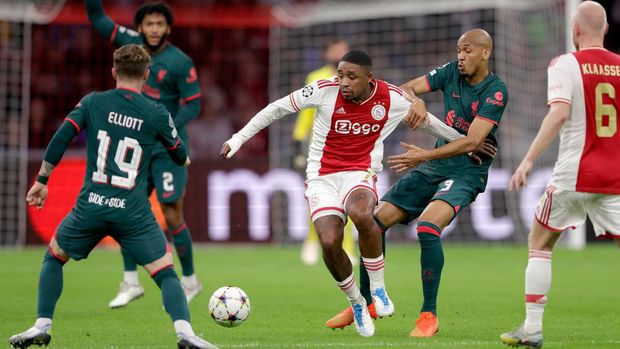 AMSTERDAM, NETHERLANDS - OCTOBER 26: (L-R) Steven Bergwijn of Ajax, Fabinho of Liverpool  during the UEFA Champions League  match between Ajax v Liverpool at the Johan Cruijff Arena on October 26, 2022 in Amsterdam Netherlands (Photo by Rico Brouwer/Soccrates/Getty Images)