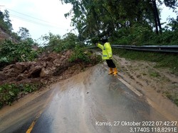 Longsor Tutupi Jalan Trans Sulawesi di Majene, Lalin Sempat Lumpuh Total