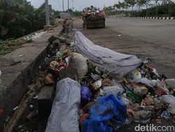 Bandelnya Warga Buang Sampah di Jalan DR Leimena-Lurah Belum Temukan Solusi