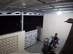 Maling Gagal Curi Motor Karena Kunci Ganda, Helm Pun Digasak