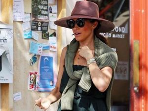 Meghan Markle Pakai Jumpsuit yang Diejek Mirip Kantong Sampah, Kini Sold Out