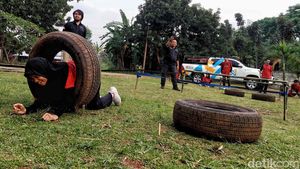 Melihat Relawan CT ARSA Foundation Latihan Fisik dan Kepemimpinan