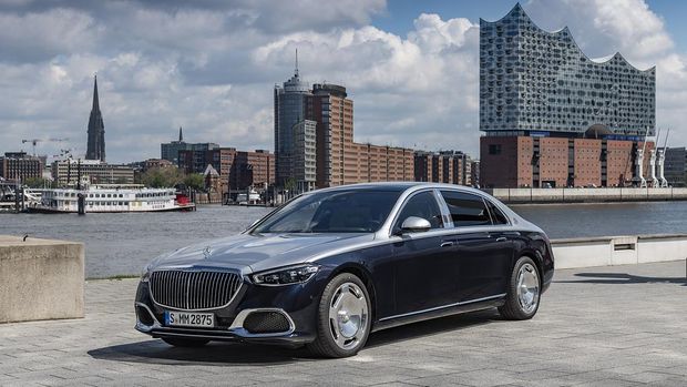 Mercedes-Maybach S 580 4MATIC (Kraftstoffverbrauch kombiniert (NEFZ): 10,9-10,2 l/100 km,  CO2-Emissionen kombiniert: 248-233 g/km); Exterieur: nautikblau metallic/hightechsilber metallic; Interieur: Leder Exklusiv Nappa Maybach silbergrau/schwarz;Kraftstoffverbrauch kombiniert (NEFZ): 10,9-10,2 l/100 km,  CO2-Emissionen kombiniert: 248-233 g/km *Mercedes- Maybach S 580 4MATIC (combined fuel consupmtion (NEDC): 10.9-10.2 l/100 km, combined CO2-emissions: 322-233 g/km); exterior: nautical blue metallic/hightech silver metallic; interior: Maybach Exclusive nappa leather silver grey/black;Combined fuel consupmtion (NEDC): 10.9-10.2 l/100 km, combined CO2-emissions: 322-233 g/km *