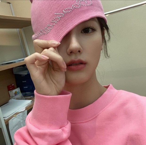 Miyeon (G)I-dle/ Foto: Instagram/noodle.zip Miyeon (G)I-dle mengenakan outfit dari koleksi ITZAVIBE