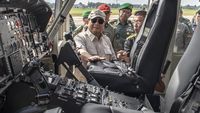Momen Prabowo Serahkan Dua Helikopter Bell ke TNI AD