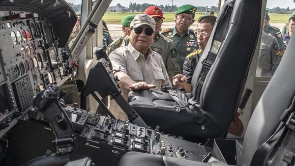Momen Prabowo Serahkan Dua Helikopter Bell ke TNI AD