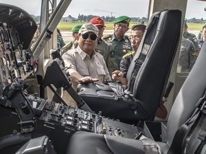 Momen Prabowo Serahkan Dua Helikopter Bell ke TNI AD