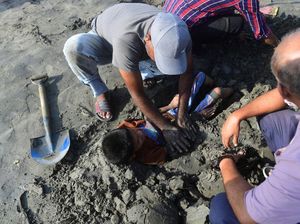 Potret Orang Tua di Pakistan Ramai Menanam Anak di Dalam Pasir