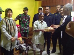 Dinsos Garut Salurkan Bantuan Kemensos untuk Korban Kebakaran Rumah
